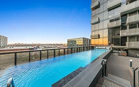 Sol Docklands - Unique 3 Bedroom Loft, Infinity Pool, Gym, Free Parking And Free Trams
